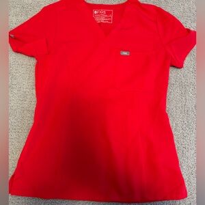 Figs Caterina One Pocket Top - Slim fit in Pop Red
